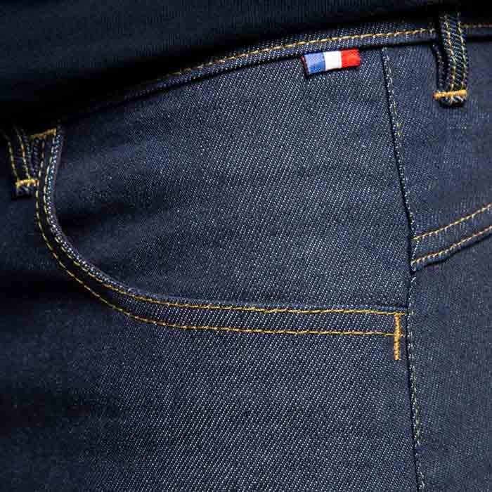 Détail de poche avec drapeau français, bermuda jeans brut en coton biologique
