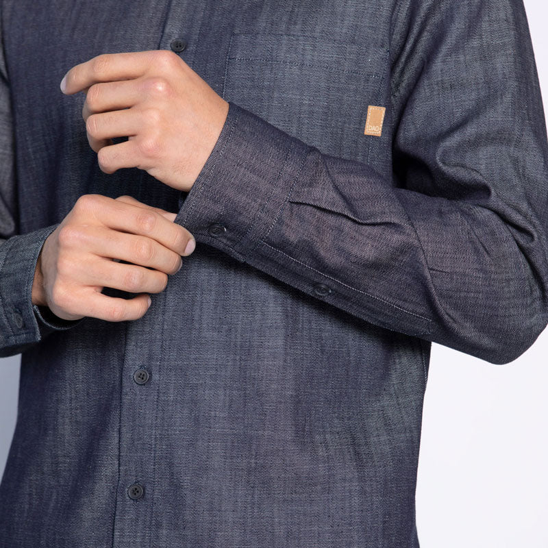 Details poignet et poche plaquée chemise Dao chambray bleu en coton biologique fabriquée de manière responsable