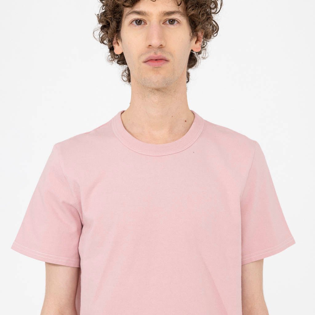 t-shirt pour homme col fond rose fabriqué en France détail col