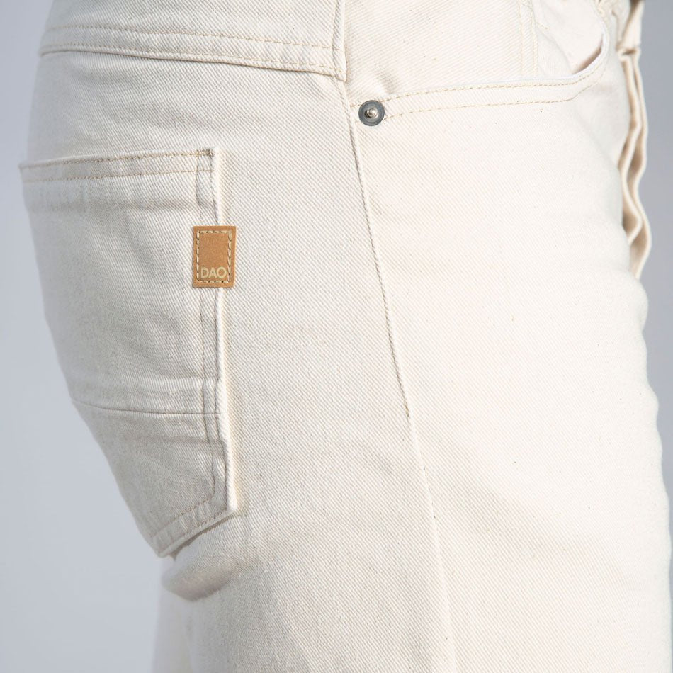 Detail poche et rivet jeans homme ecru coupe droite tendance eco-responsable