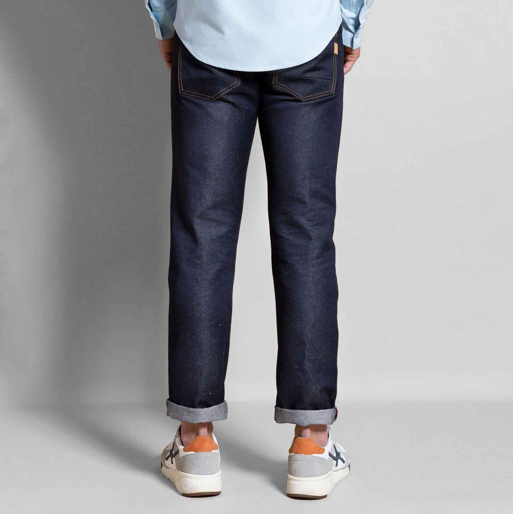 vue de dos pantalon jeans en lin brut bleu dao pour homme en coupe demi slim
