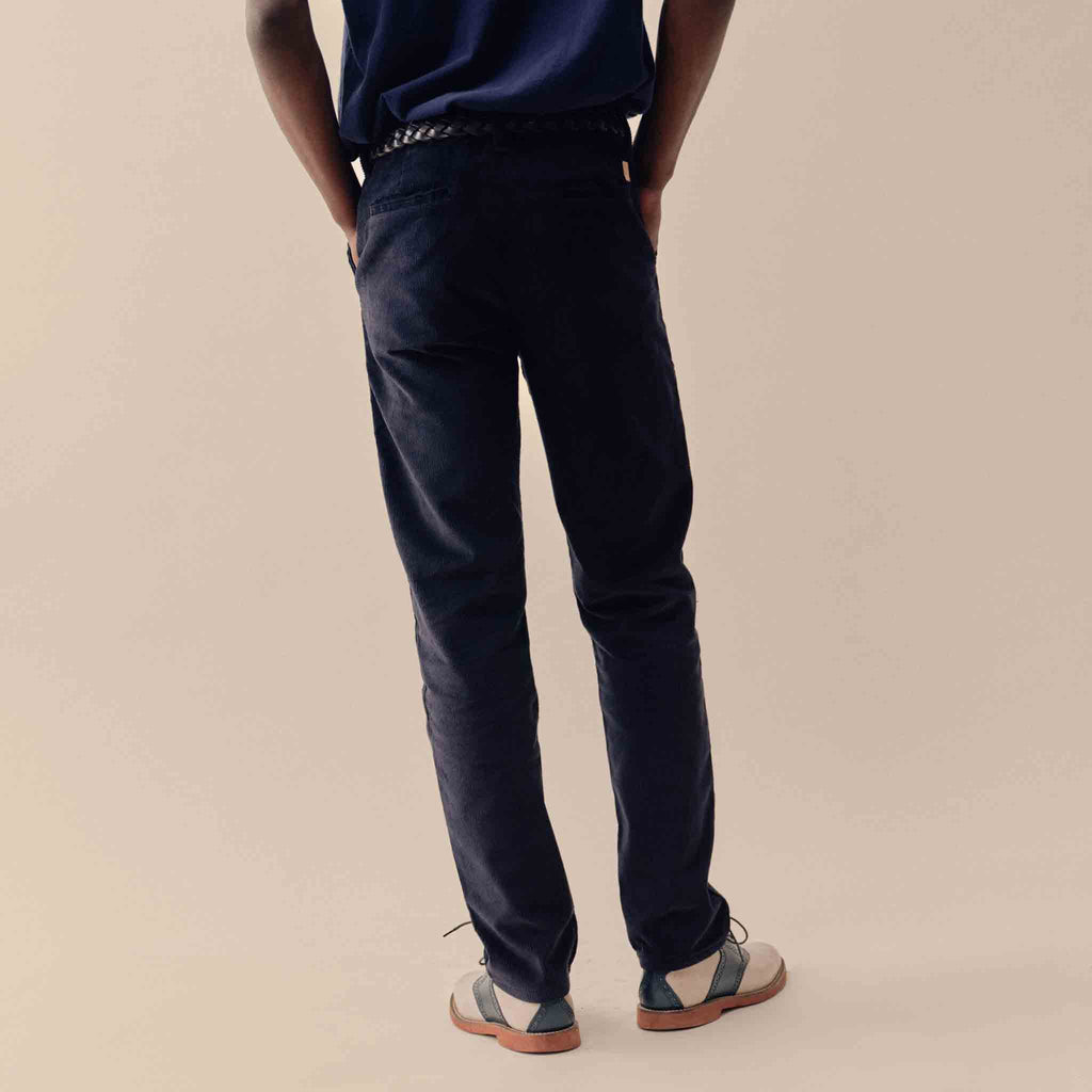 GROS PLAN PANTALON CHINO EN COTON DAO VELOURS COTELÉ BLEU MARINE DE DOS