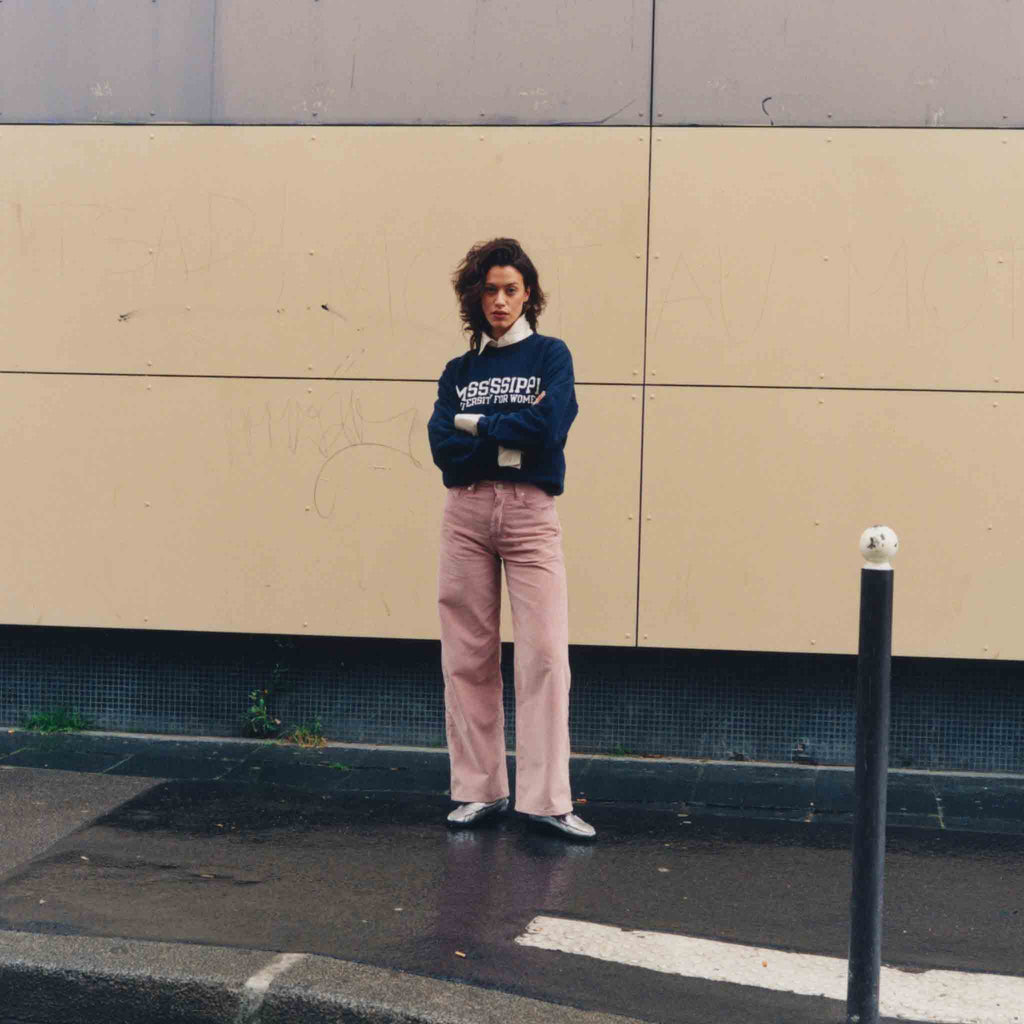 FEMME PORTANT UN PANTALON VELOURS CÔTELÉ ROSE PLEIN PIED