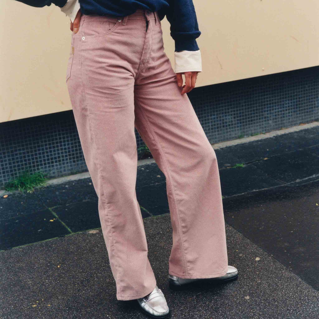 FEMME QUI PORTE LE PANTALON RAPH ROSE, EN VELOURS CÔTELÉ EN COTON, ZOOM SUR LA COUPE