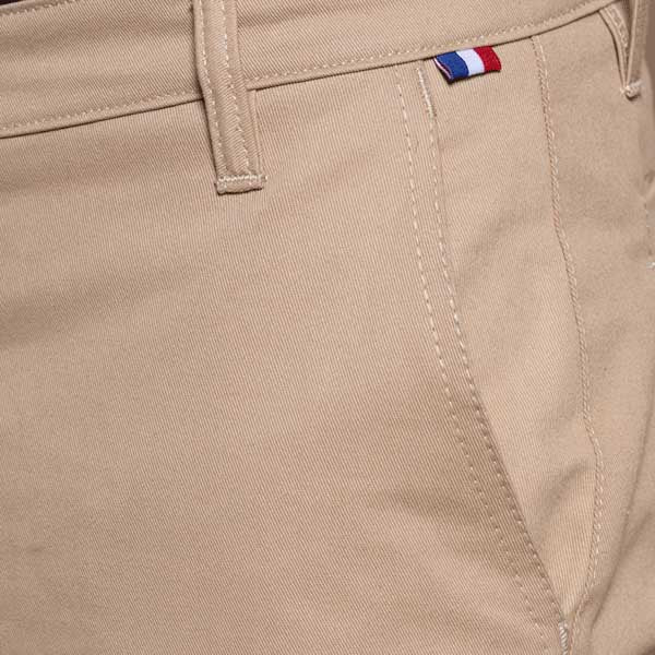 Detail poche et drapeau d'un pantalon chino fabriqué en france & écoresponsable