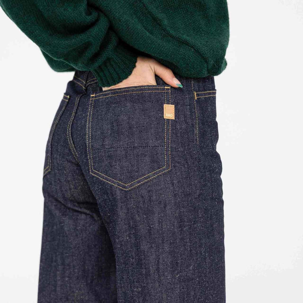 Jeans brut bleu Dao pour femme de dos avec une main dans la poche made in France