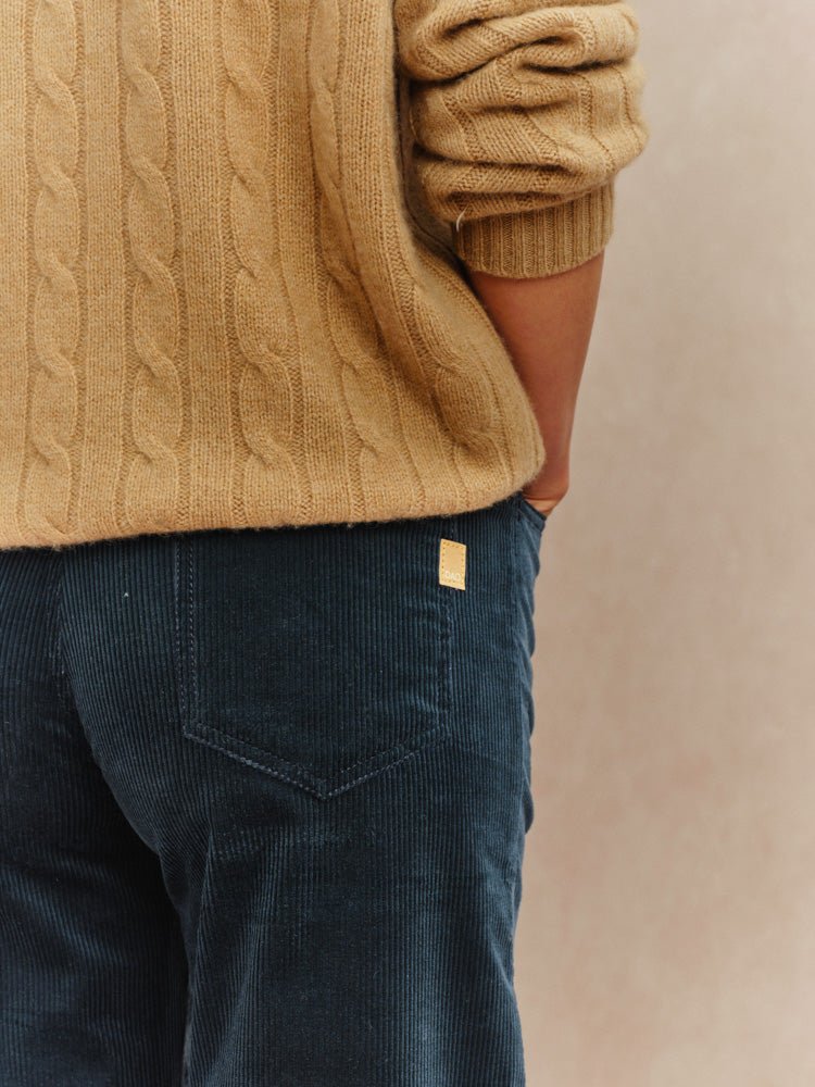 pantalon Raph coupe large pour femme en velours coloris vert émeraude zoom sur l'arrière du pantalon fabriqué en France. 