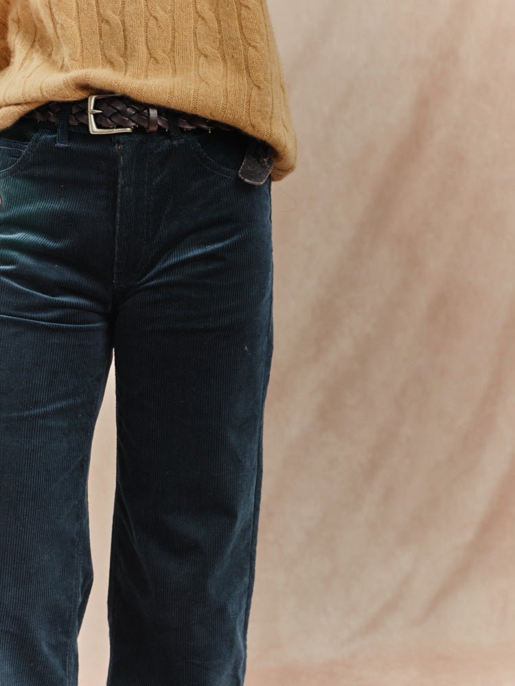 pantalon Raph coupe large pour femme en velours côtelé large coloris vert émeraude zoom sur la ceinture du pantalon fabriqué en France. 