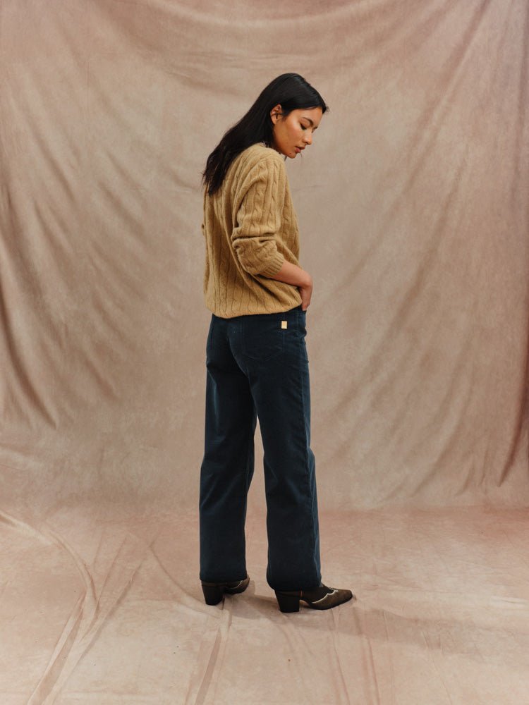 pantalon Raph coupe large pour femme en velours large coloris vert émeraude vu de trois quart made in France. 