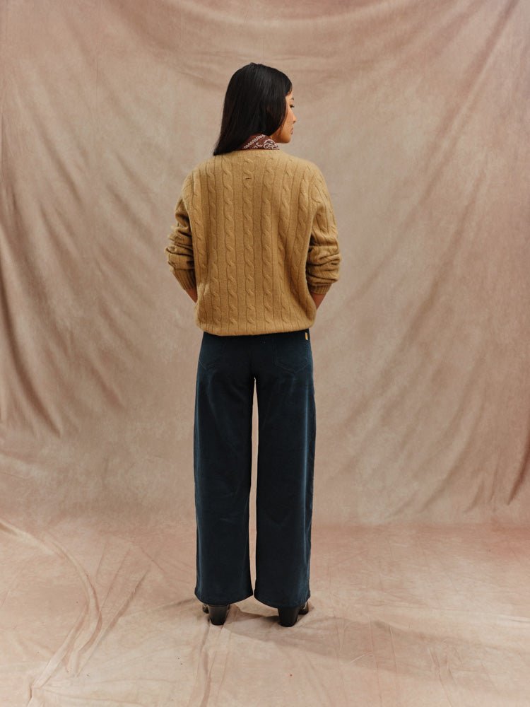 pantalon Raph pour femme coupe large en velours large coloris vert émeraude vue de dos fabriqué en France. 