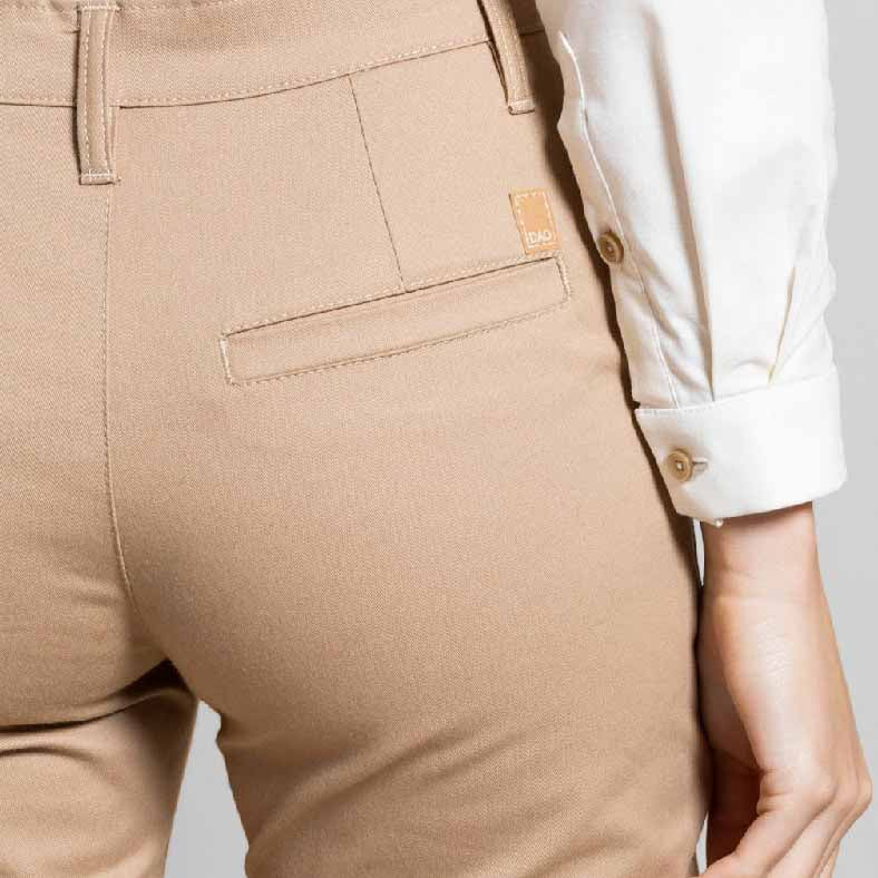 Pantalon Chino beige pour femme en coton biologique et elasthane de Dao
