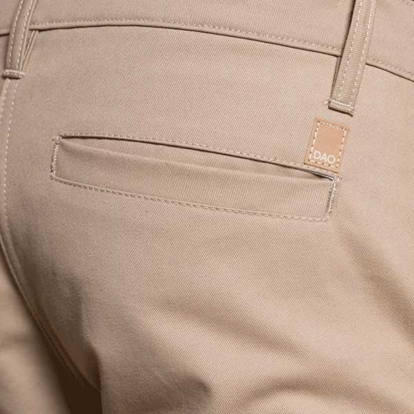Detail poche arrière de pantalon chino beige pour homme made in france par Dao