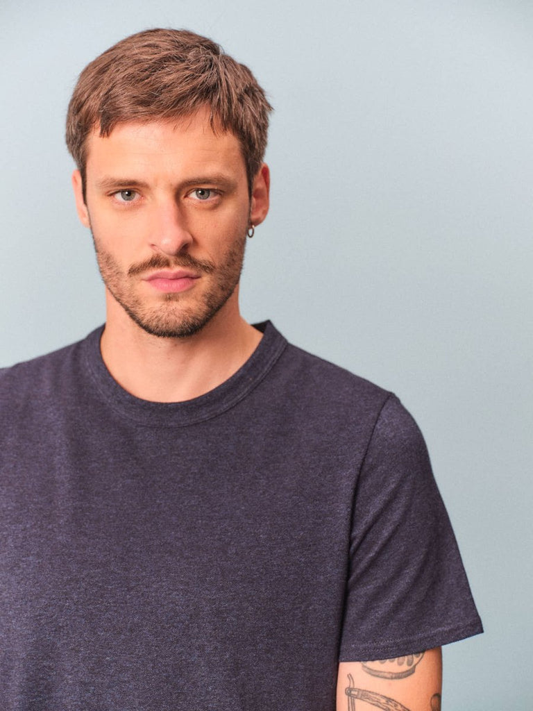 Détail du col rond du t-shirt bleu chiné Dao, maille piquée tricotée en France, col renforcé