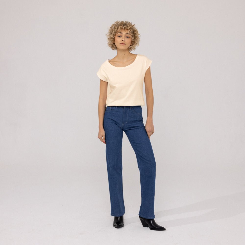 Modele feminin avec ensemble Dao t-shirt ecru modèle mathilde et jeans brut coupe droite 