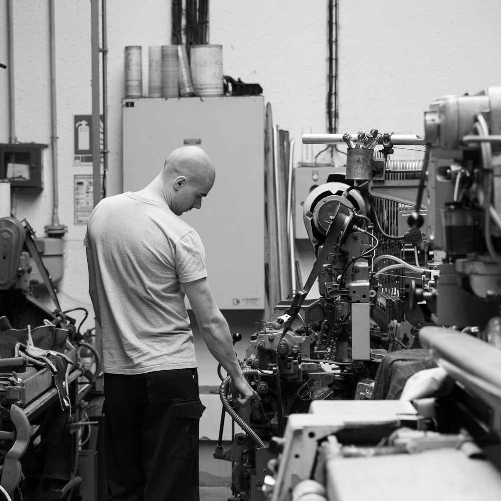 Atelier de tissage à Montbeliard en France pour la fabrication de jeans bleu brut Dao