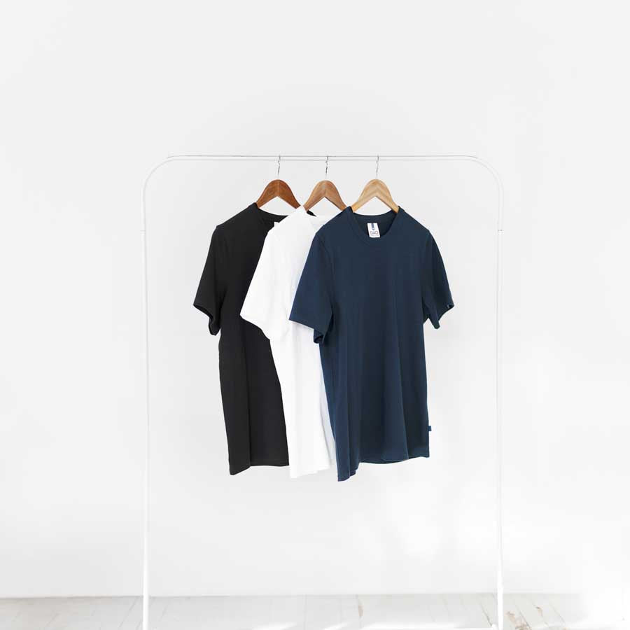 t-shirt noir marine blanc Dao suspendus à un portant jeans made in france