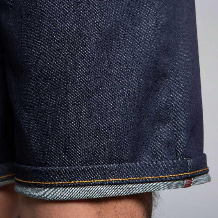 Détail ourlet bermuda jeans brut en coton biologique. Fabriqué en France