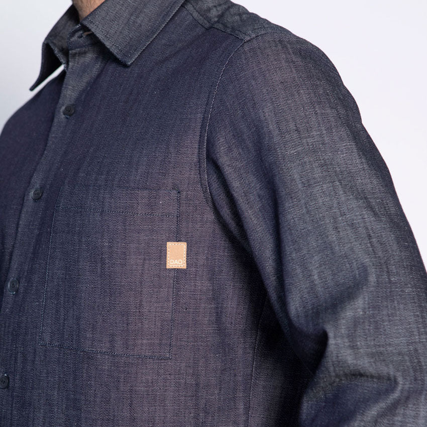 Detail poche côté coeur avec patch Dao chemise en chambray bleu confectionnée en France