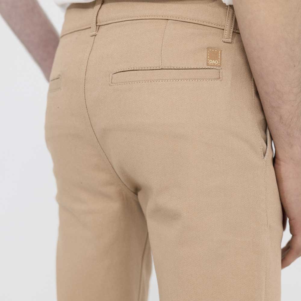 Détail dos pantalon chino beige sable made in france et éco-responsable