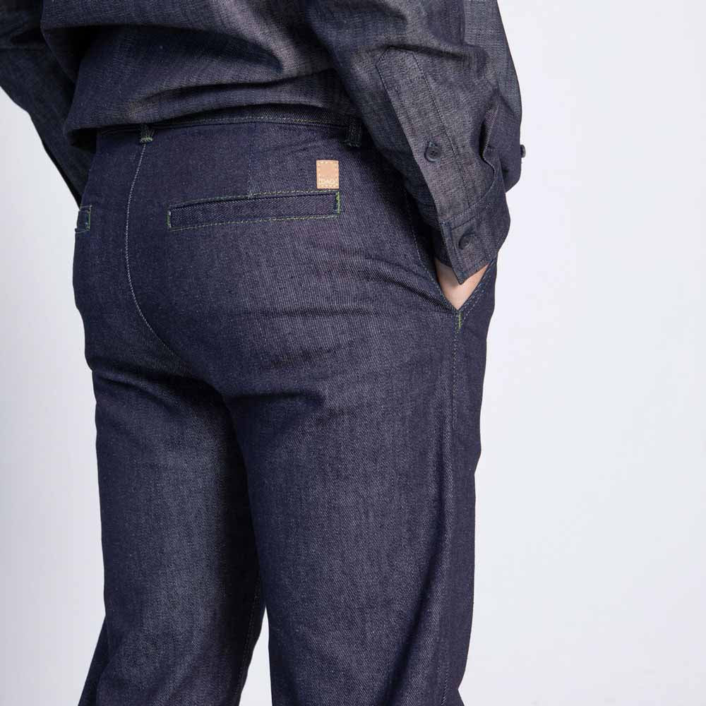 Detail dos pantalon chino en denim bleu brut fil vert fabrication francaise