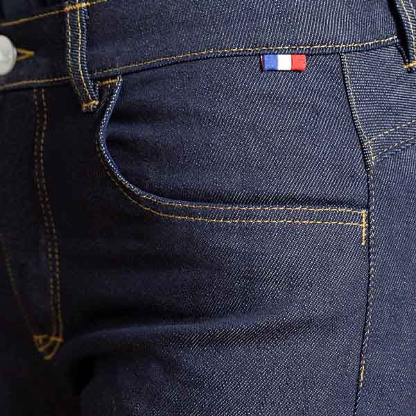 Detail poche avant jeans bleu brut pour femme en coton biologique