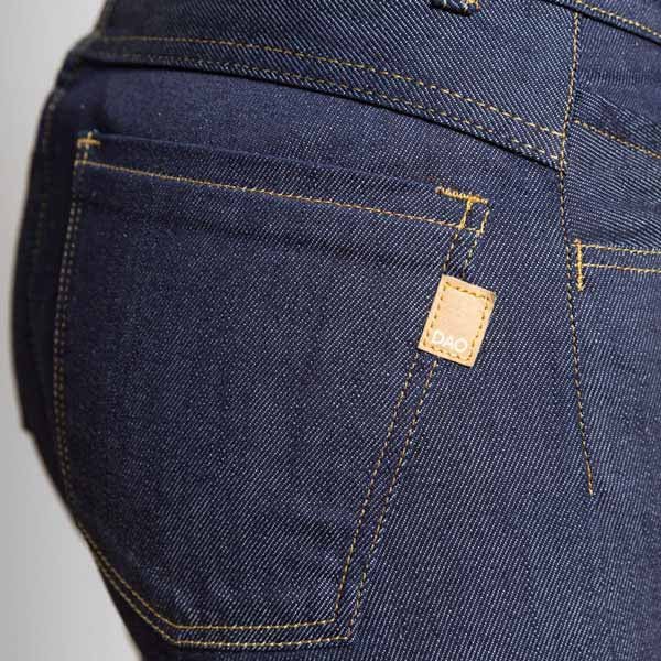Detail poche arrive jeans bleu brut en coton biologique pour femme made in France