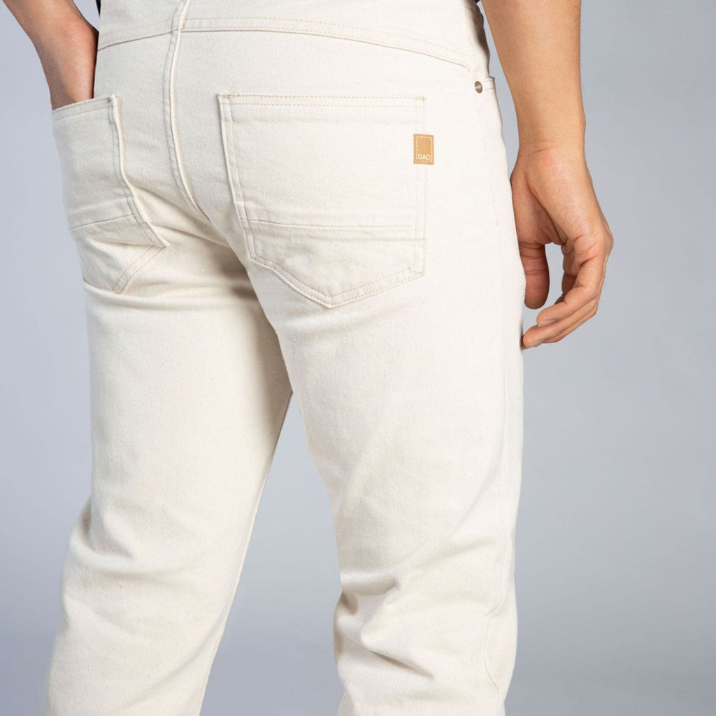 Détail dos jeans ecru style homme coupe droite fabrication durable