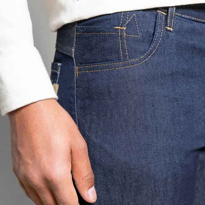Detail jeans bleu brut pour homme fabrication responsable