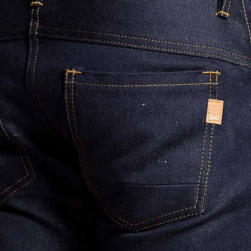 Detail poche arriere pantalon jeans homme en lin bleu coupe straight made in France