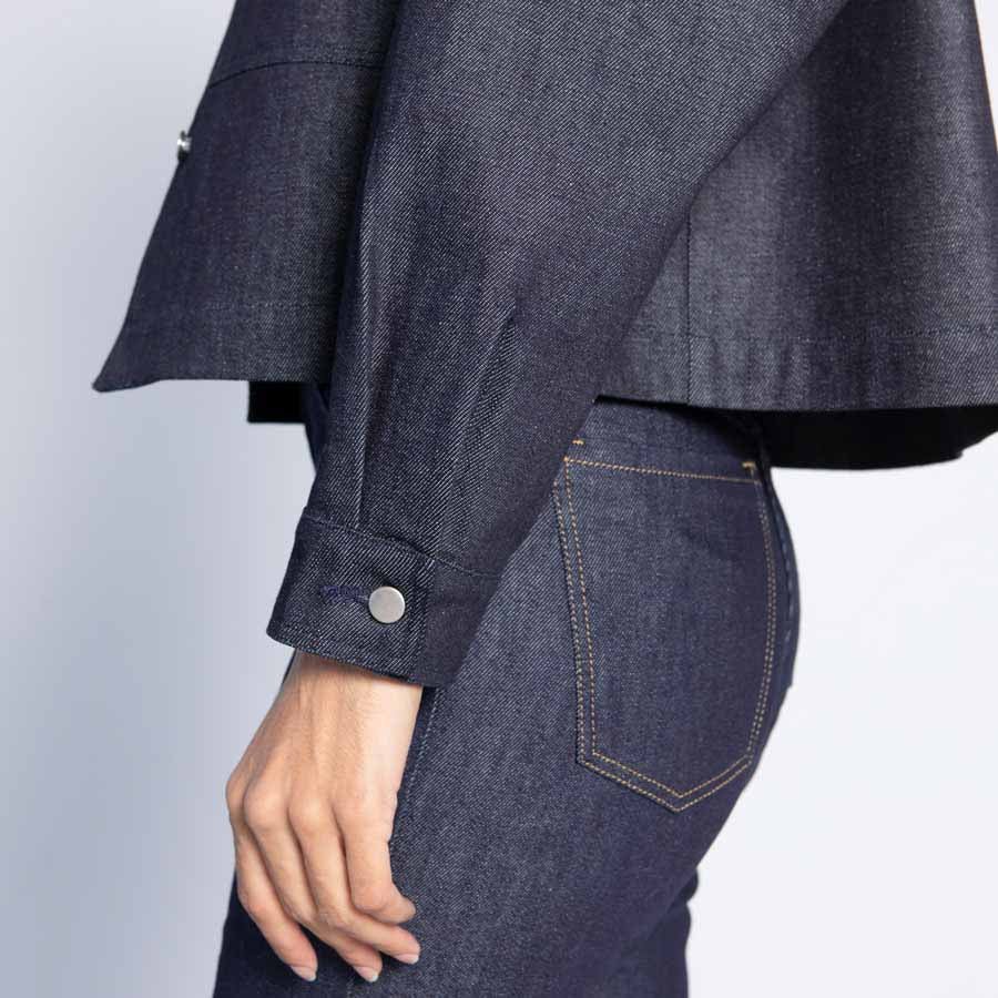 Detail poignet boutonné veste en jeans brut ample pour femme fabriquée en France